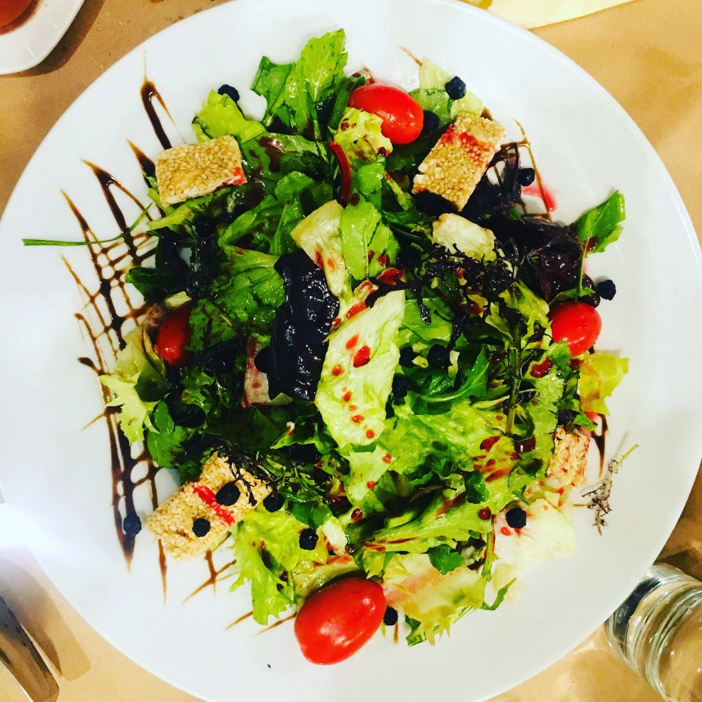 πράσινη σαλάτα με dressing αρώνιας Bio Galaxy ΑΡΩΝΙΑ ΓΡΗΓΟΡΕΣ ΚΑΙ ΑΥΚΟΛΕΣ ΣΥΝΤΑΓΕΣ
